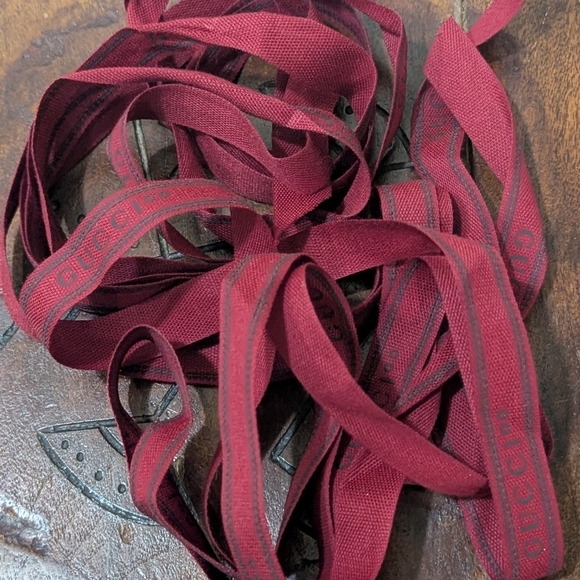 Gucci 73" Scarlet with Evergreen Logo Brand Ribbon - Picture 3 of 3